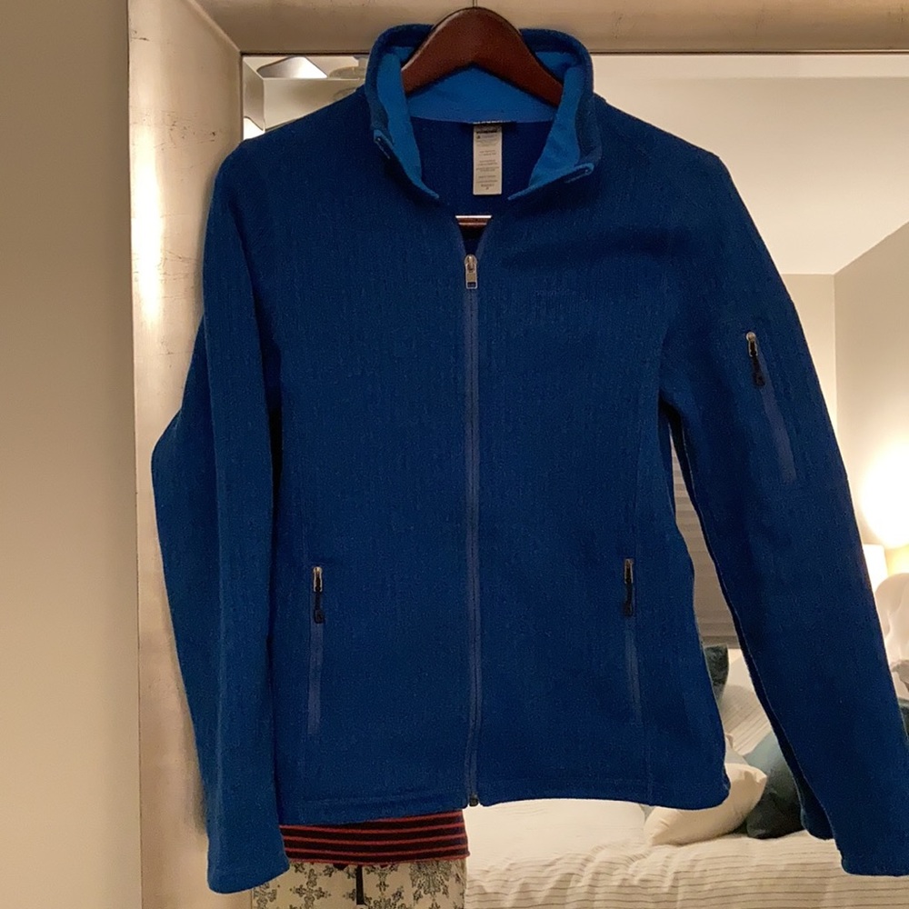 Patagonia sweater zips fully down